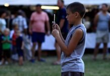 A hároméves gyermekek fele már okostelefont használ A hároméves gyermekek fele már okostelefont használ