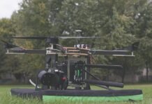 Kipányvázott repülő GSM adótorony drónnal Kipányvázott repülő GSM adótorony még a földön